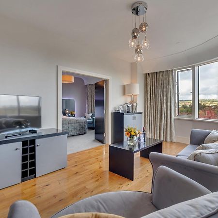 Fota Island Hotel And Spa Εξωτερικό φωτογραφία A living room in a serviced apartment in London