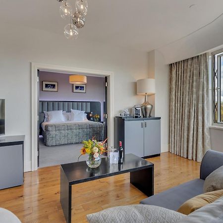 Fota Island Hotel And Spa Εξωτερικό φωτογραφία A suite at the hotel