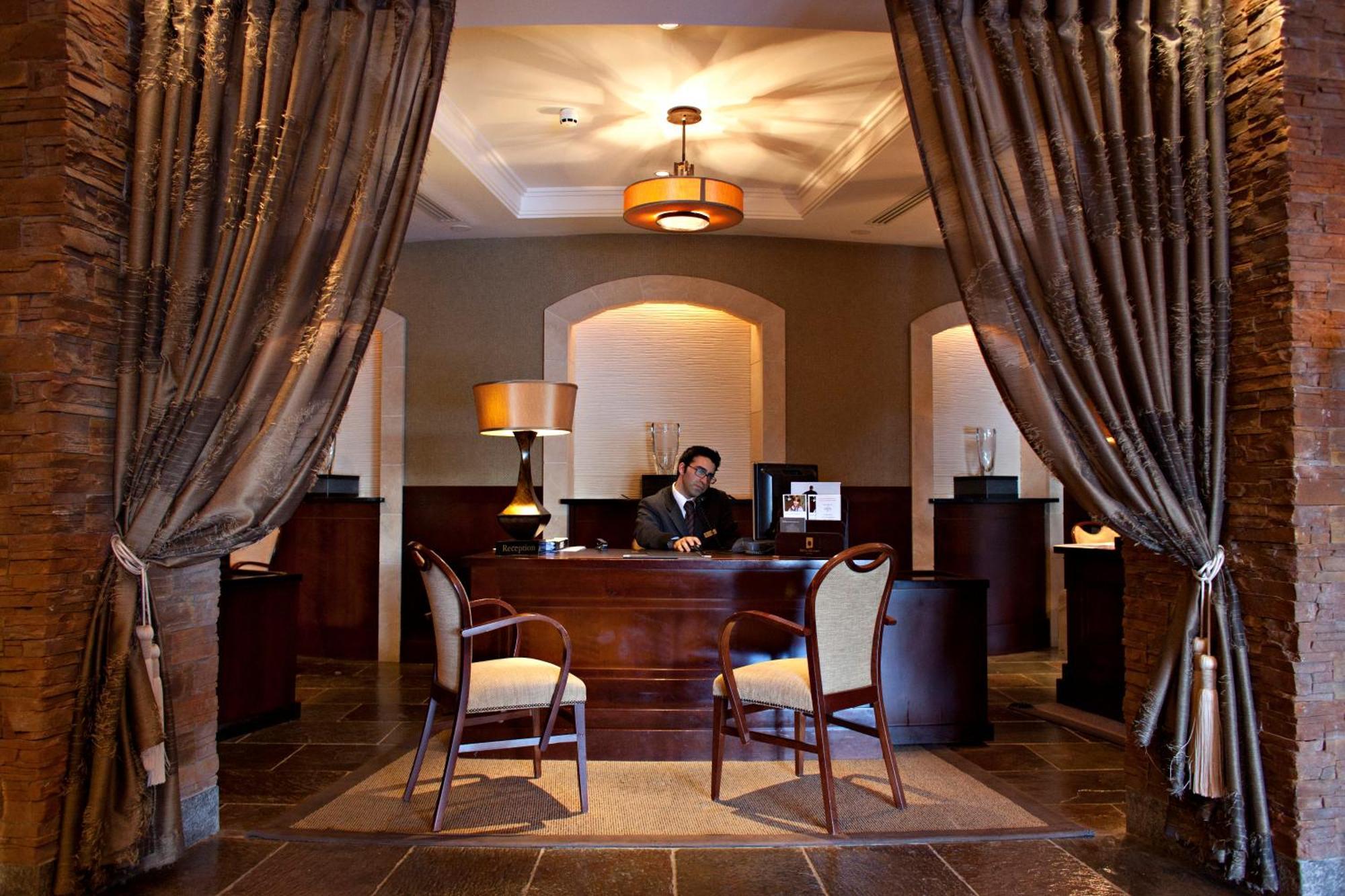 Fota Island Hotel And Spa Εξωτερικό φωτογραφία Concierge at the Four Seasons Hotel, Washington, D.C.