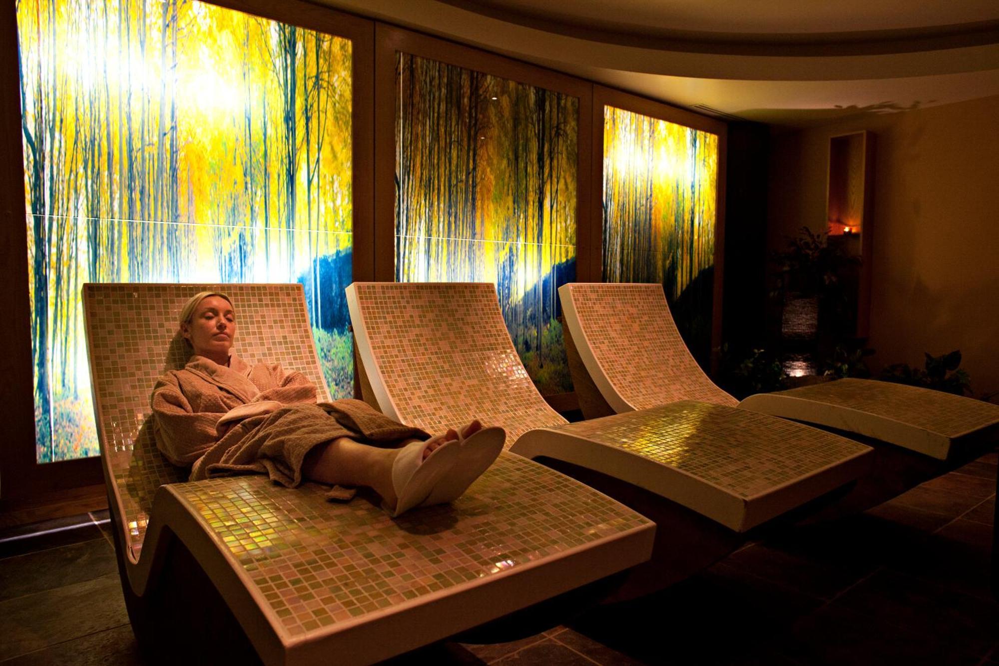 Fota Island Hotel And Spa Εξωτερικό φωτογραφία A woman relaxing in a spa