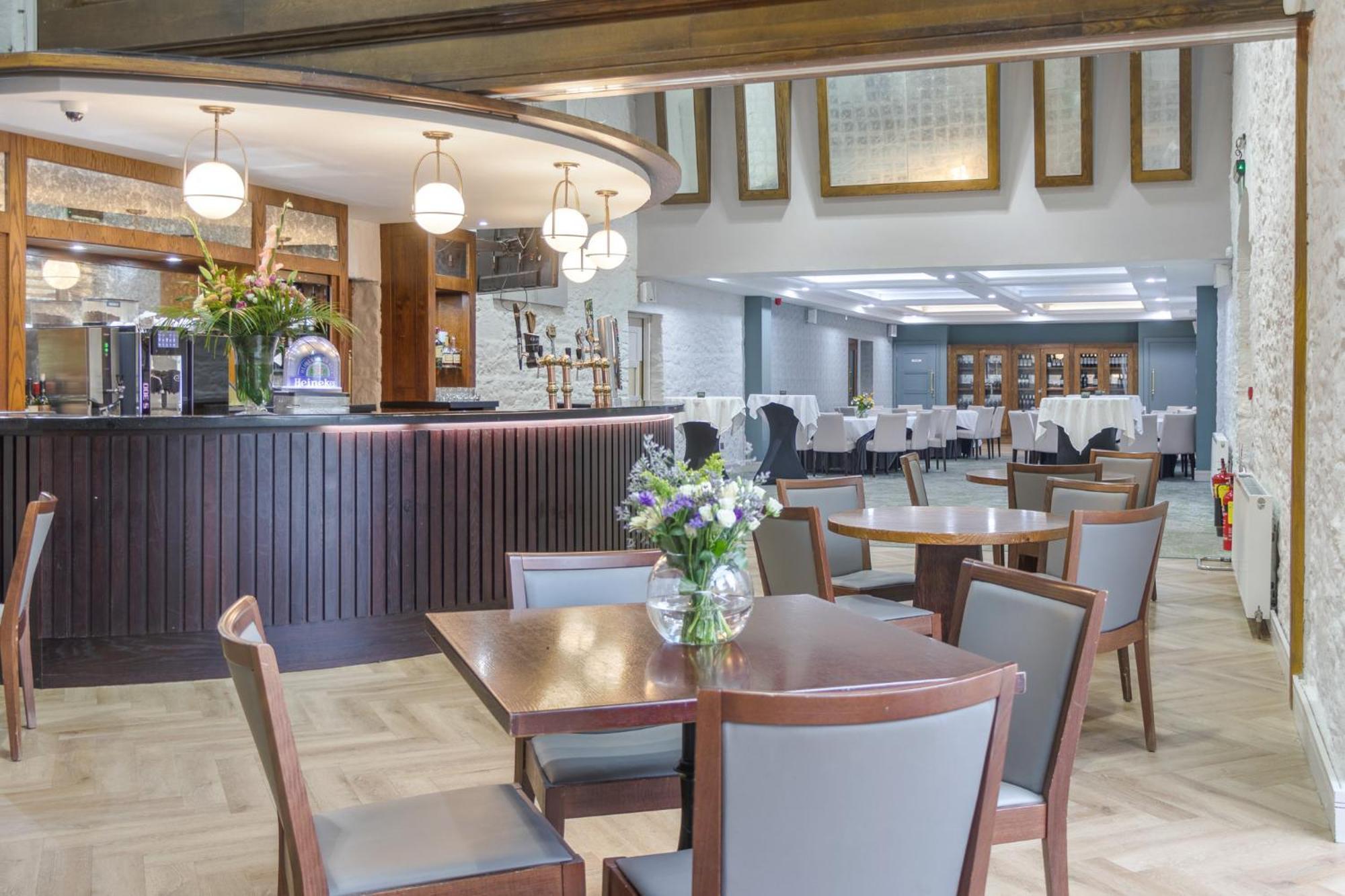 Fota Island Hotel And Spa Εξωτερικό φωτογραφία The restaurant at the National Motor Museum
