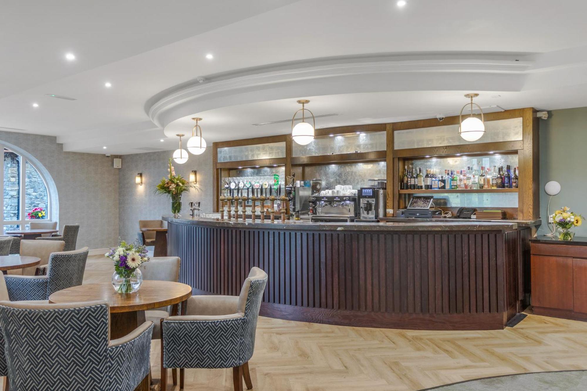 Fota Island Hotel And Spa Εξωτερικό φωτογραφία The bar at the St. David's Hotel