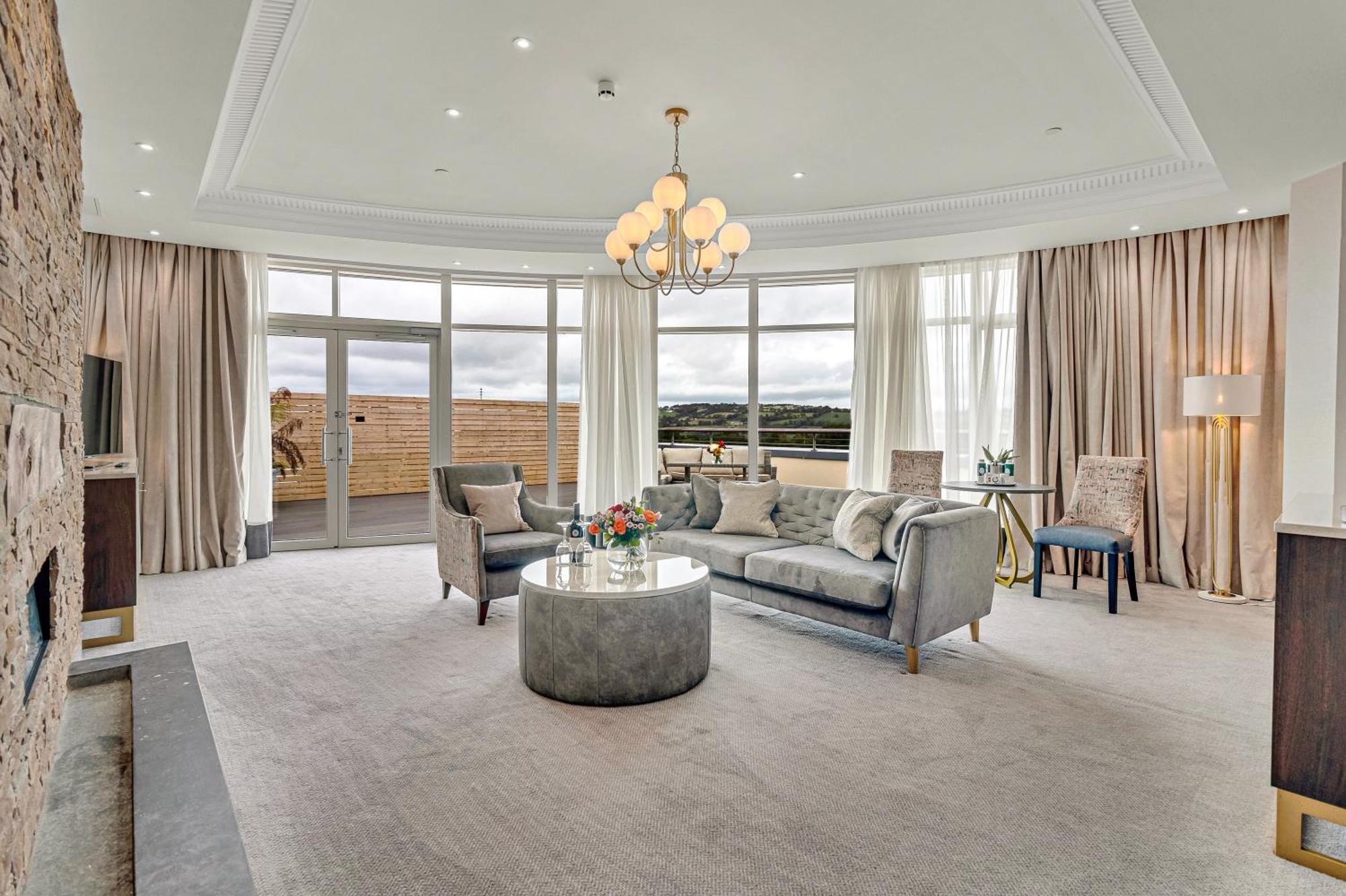 Fota Island Hotel And Spa Εξωτερικό φωτογραφία The living room of a penthouse apartment at The Ivy Collection