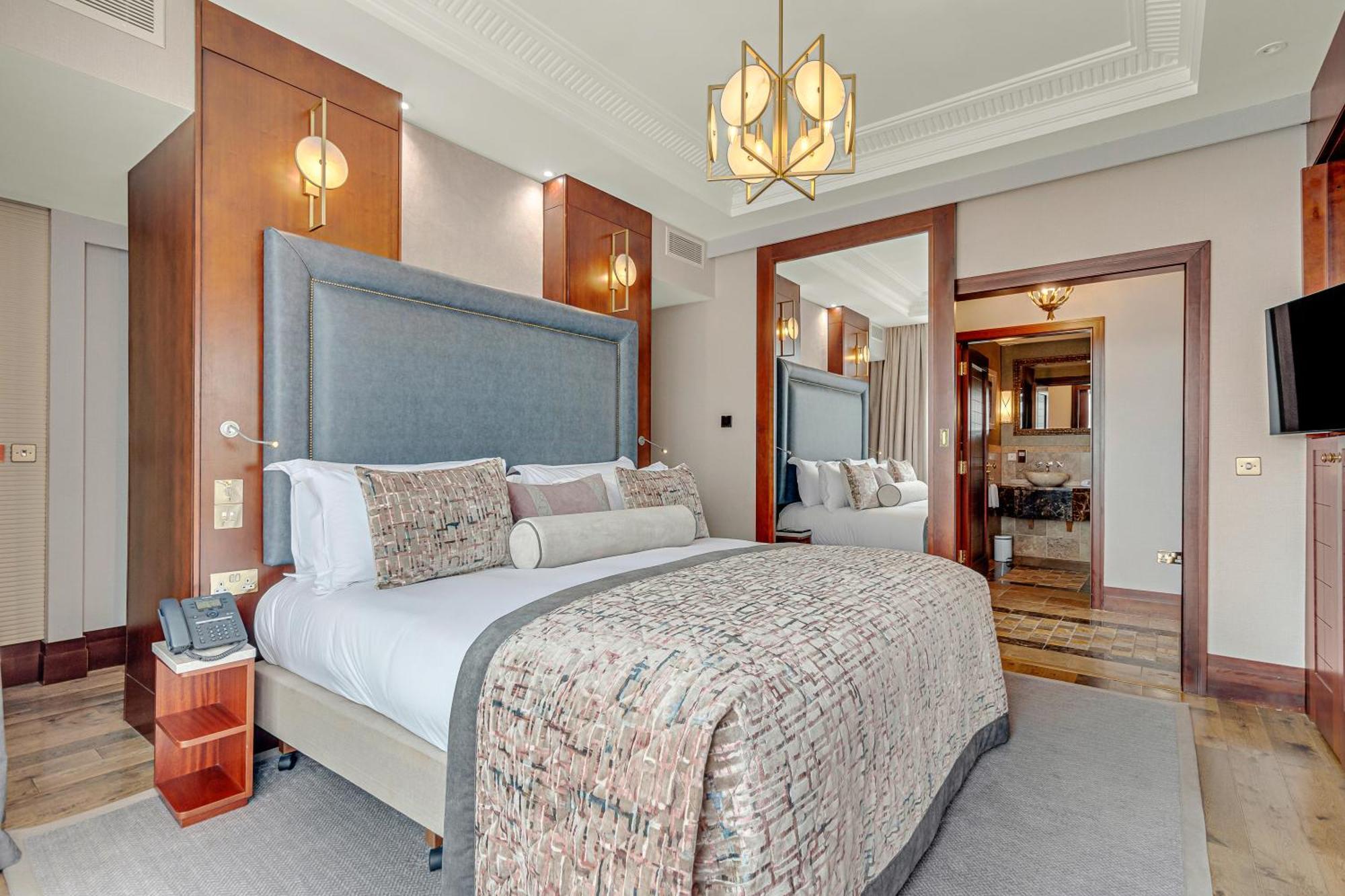 Fota Island Hotel And Spa Εξωτερικό φωτογραφία A bedroom at The Savoy