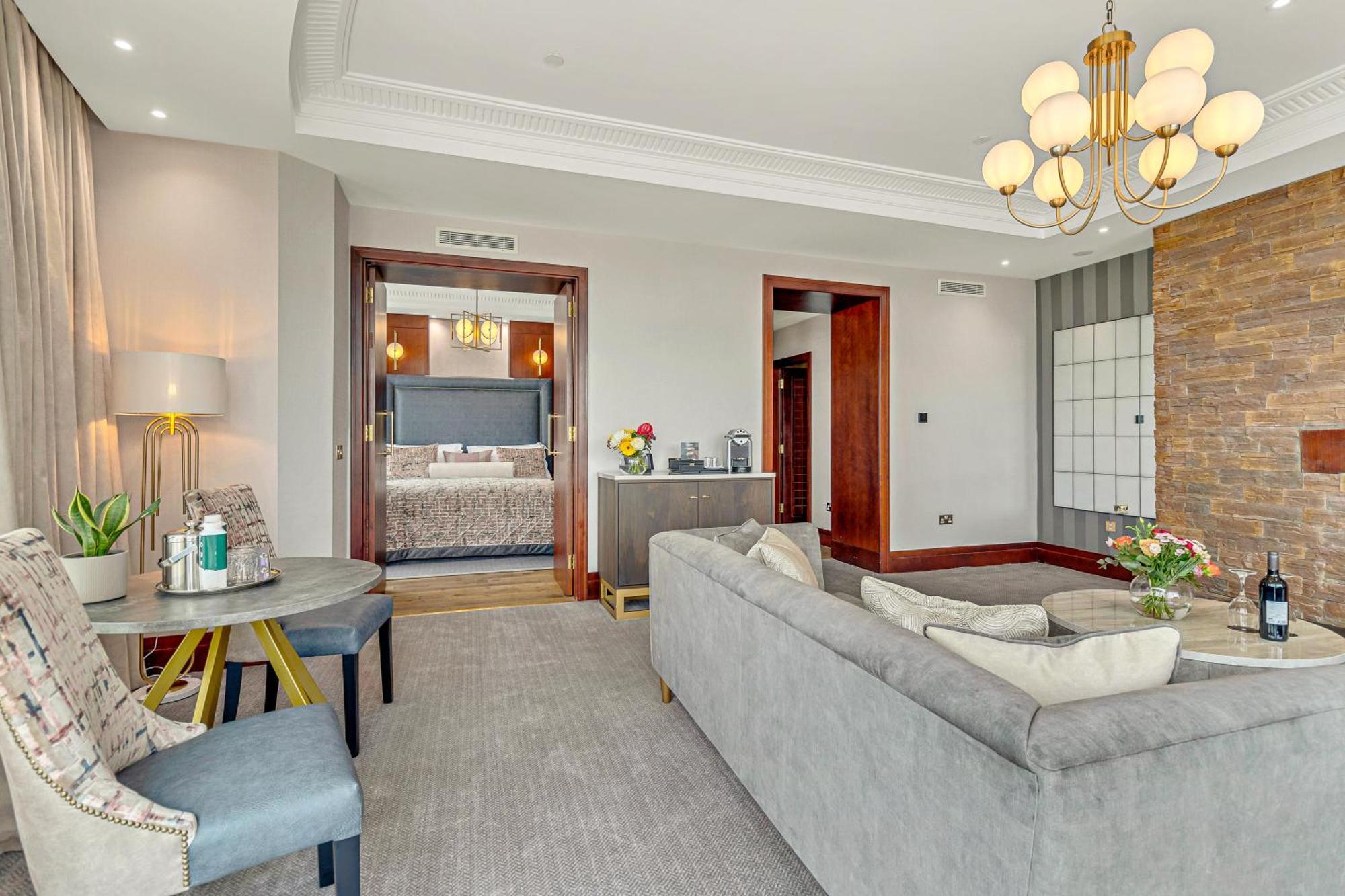 Fota Island Hotel And Spa Εξωτερικό φωτογραφία A suite at the hotel