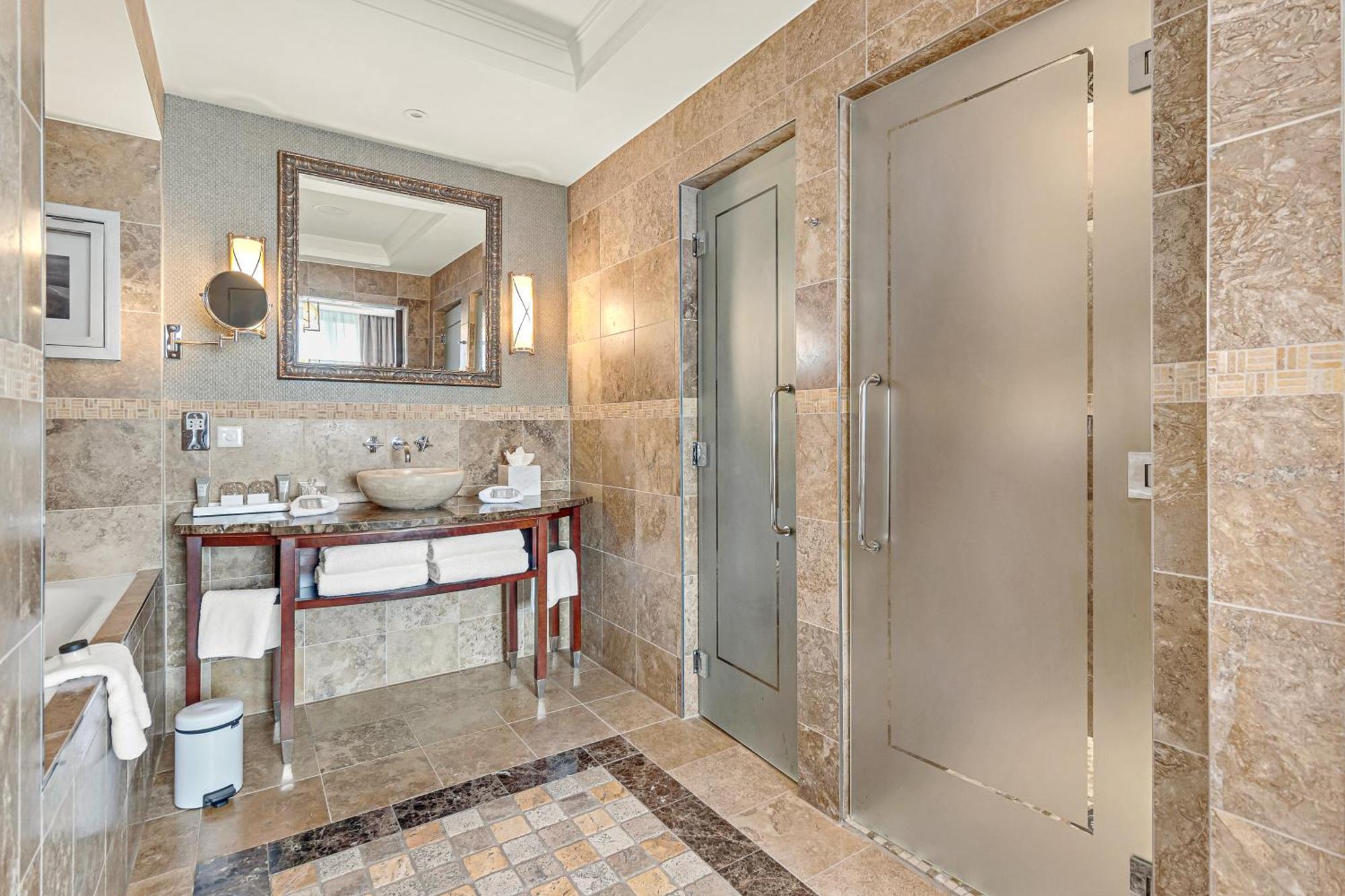 Fota Island Hotel And Spa Εξωτερικό φωτογραφία A shower door