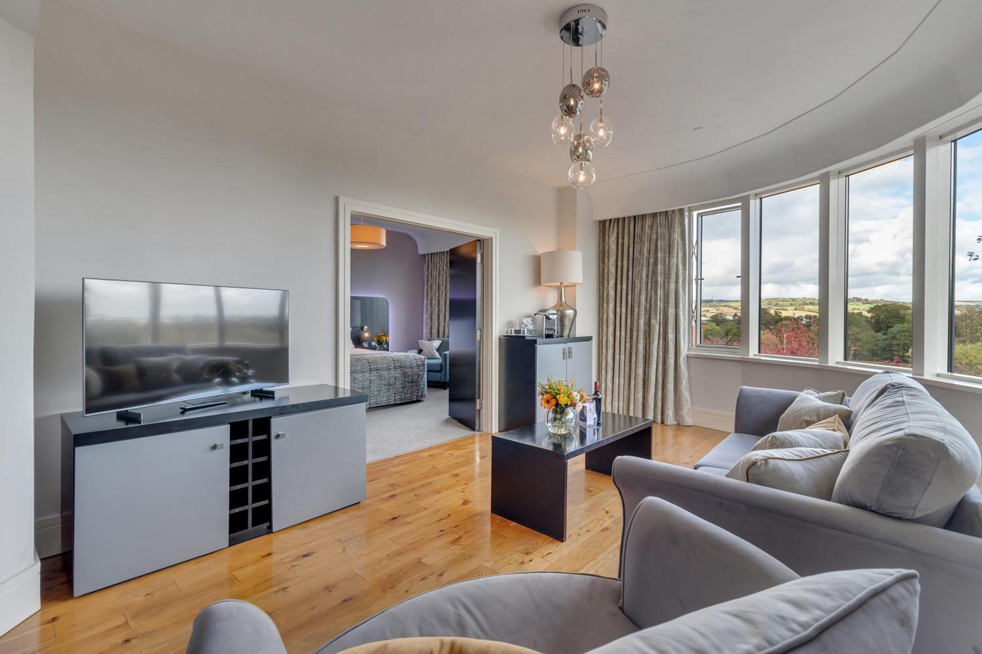 Fota Island Hotel And Spa Εξωτερικό φωτογραφία A living room in a serviced apartment in London