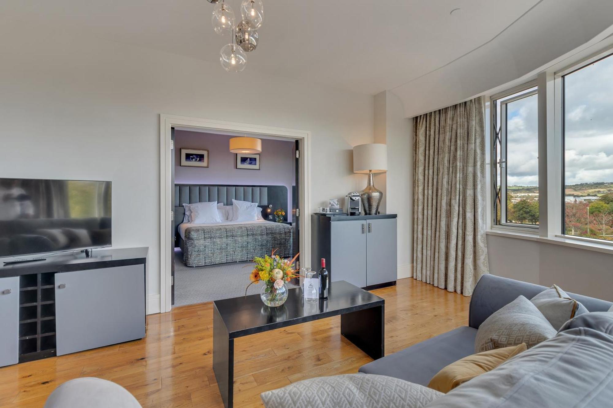 Fota Island Hotel And Spa Εξωτερικό φωτογραφία A suite at the hotel