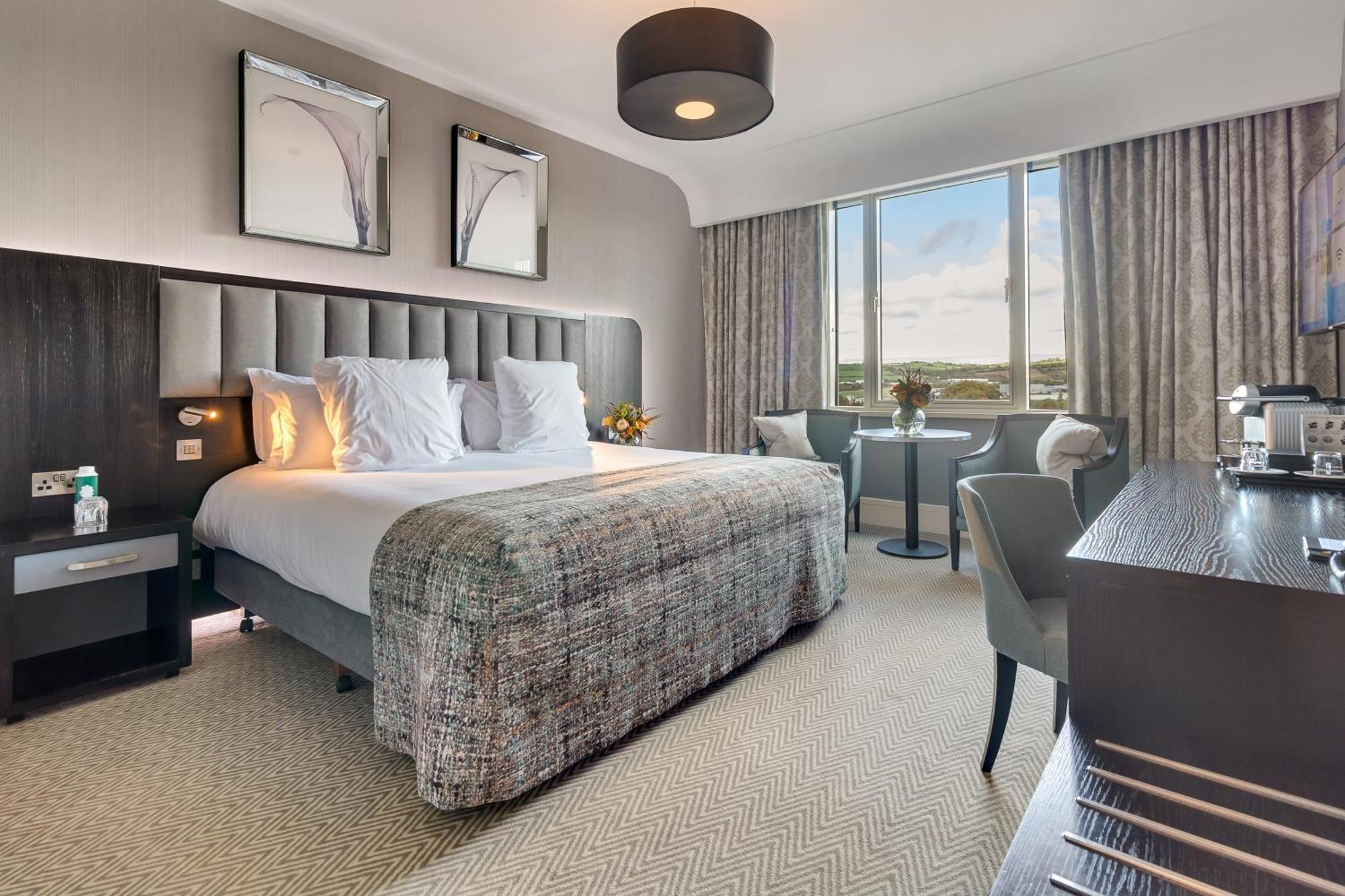 Fota Island Hotel And Spa Εξωτερικό φωτογραφία A bedroom at the Hilton London Heathrow