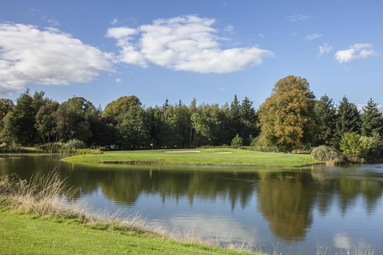 Fota Island Hotel And Spa Εξωτερικό φωτογραφία The lake at the centre of the park