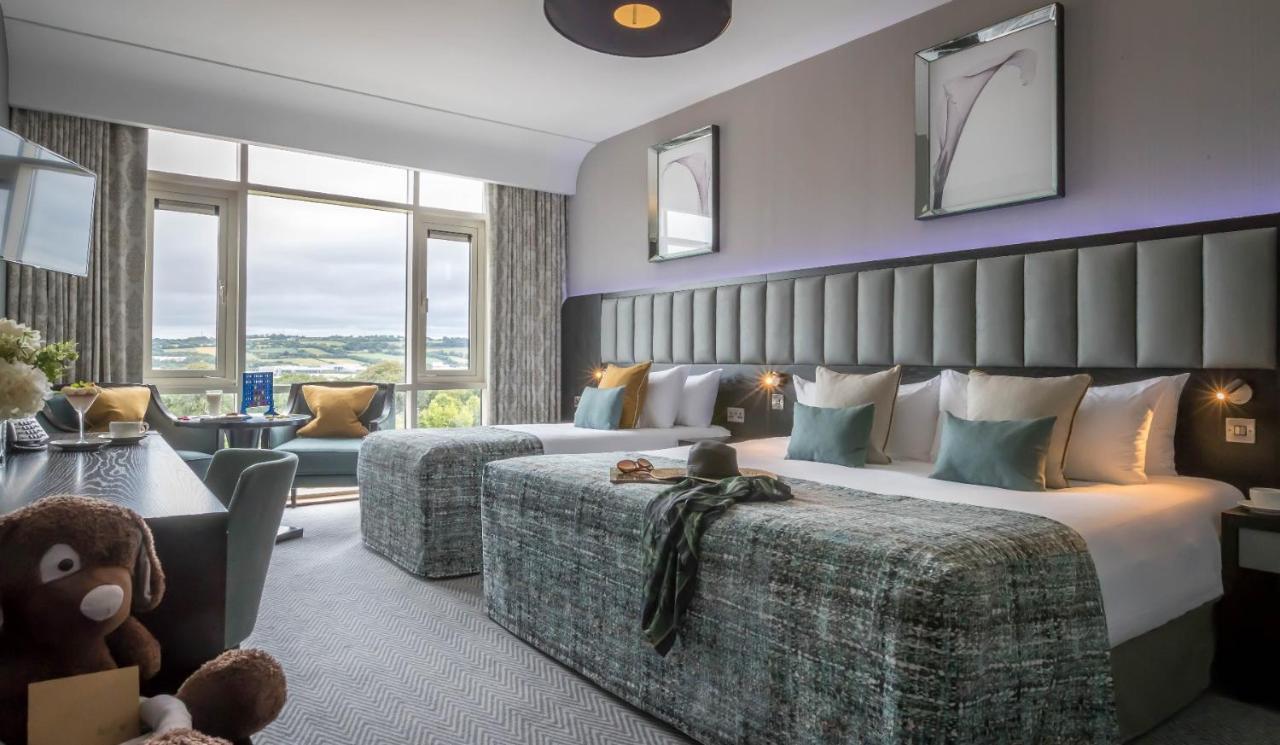 Fota Island Hotel And Spa Εξωτερικό φωτογραφία A bedroom at the River Lee Hotel